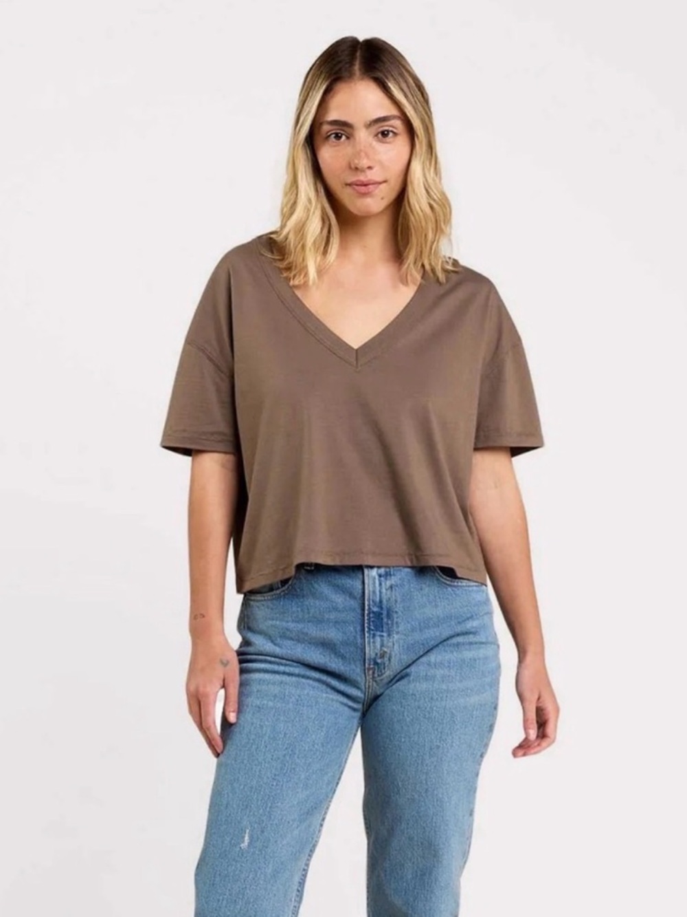 nuuds Boxy V-Neck Tee Cropped Single Stitch Mocha 100% Cotton Size M Taupe